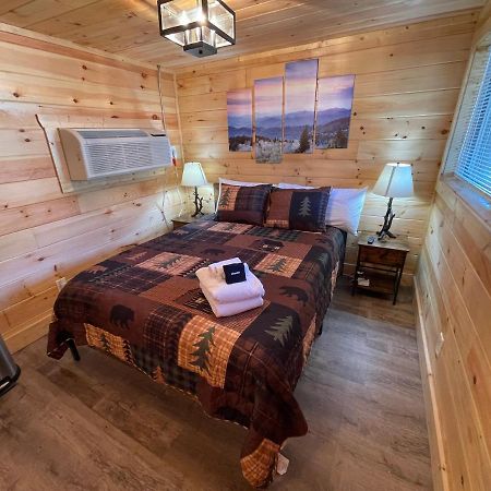 Newly Remodeled Motel In Gatlinburg! Bagian luar foto